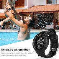 Schwarze wasserdichte Digitaluhr 5ATM, geeignet für Schwimmen, mit Pool im Hintergrund.