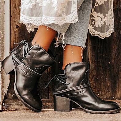 Schwarze Lederstiefeletten mit Absatz, Damenmode, Vintage-Stil, elegante Schuhe.