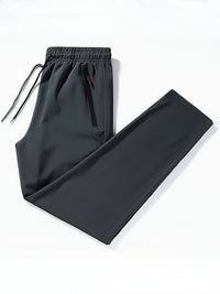Schwarze Jogginghose, elastischer Bund, Reißverschlusstasche, Sportbekleidung, Herrenmode.