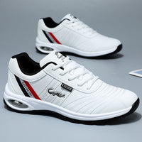 Weiße Sportschuhe mit schwarzen und roten Akzenten, atmungsaktiv, rutschfeste Sohle.