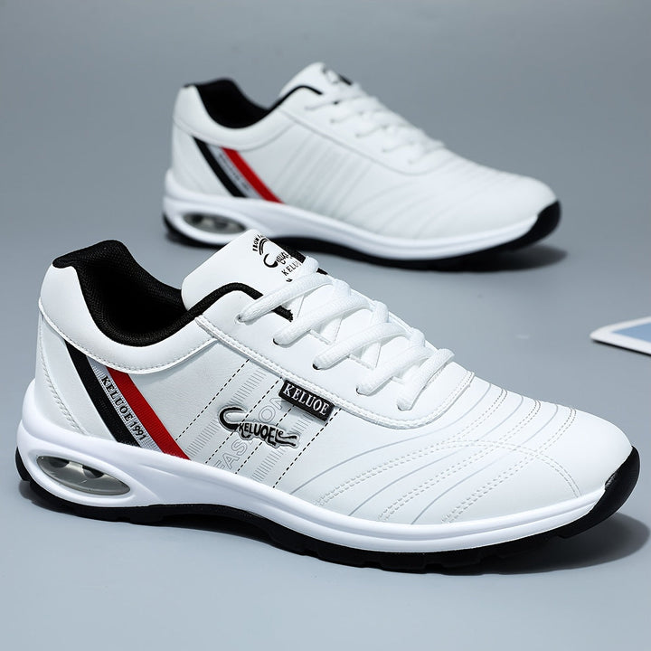 Weiße Sportschuhe mit schwarzen und roten Akzenten, atmungsaktiv, rutschfeste Sohle.