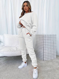 Frau in weißem Jogginganzug, lässig, modern, bequem, Wohnzimmer, Mode, Freizeitkleidung.