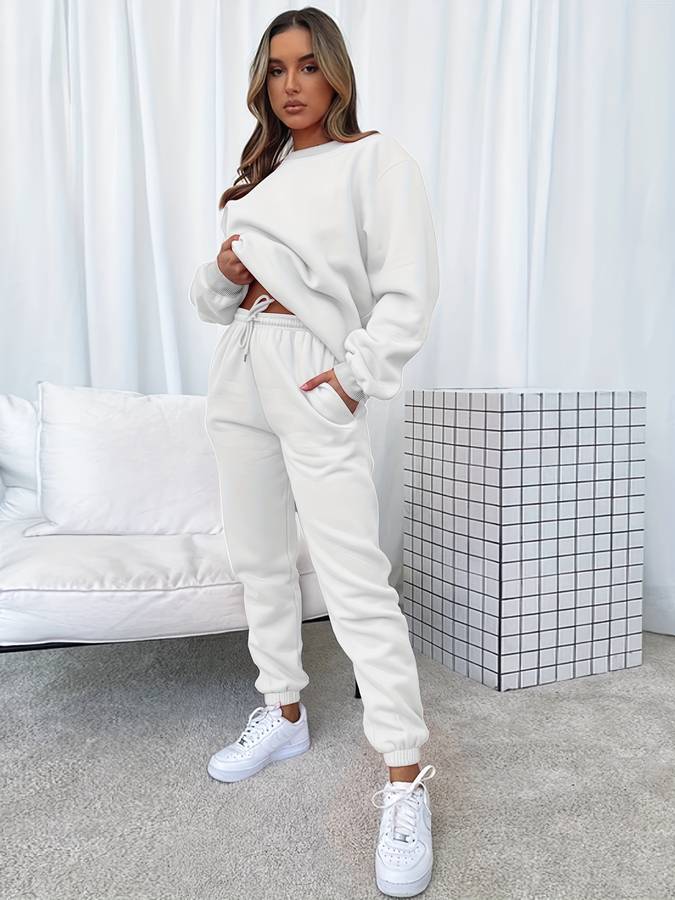 Frau in weißem Jogginganzug, lässig, modern, bequem, Wohnzimmer, Mode, Freizeitkleidung.