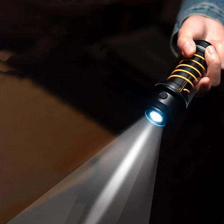 Hand hält schwarze LED-Taschenlampe, leuchtet hell, Outdoor, Camping, robustes Design.