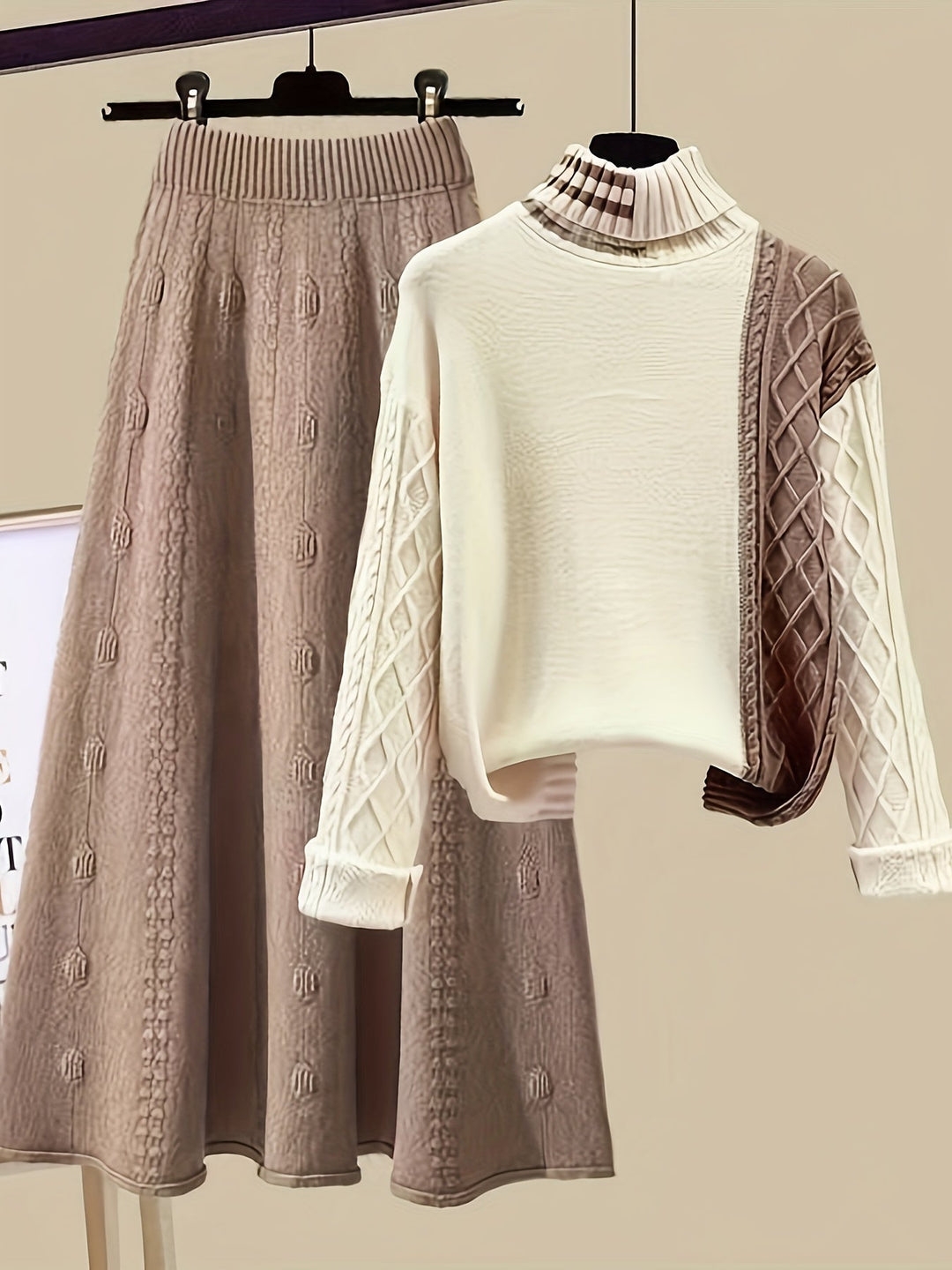 Beiges Strickset Damen: Rollkragenpullover und A-Linien-Rock, elegant und modisch.
