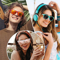 Drei lächelnde Personen mit Sonnenbrillen und Kopfhörern, Sommermode, Freizeit, Accessoires.