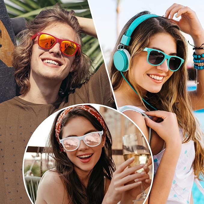 Drei lächelnde Personen mit Sonnenbrillen und Kopfhörern, Sommermode, Freizeit, Accessoires.