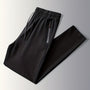 Schwarze Jogginghose mit Reißverschlusstaschen, elastischer Bund, Sportbekleidung Herren.