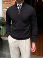 Mann in schwarzem Pullover mit Reißverschluss, beige Hose, formelle Kleidung, eleganter Stil.