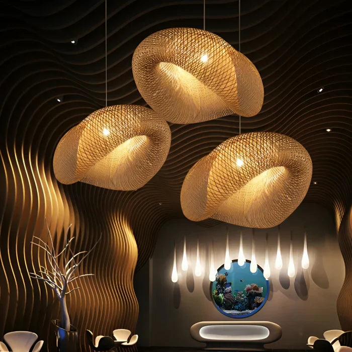 Drei moderne, goldene Hängelampen in wellenförmigem Raumdesign, stilvolle Innenbeleuchtung.