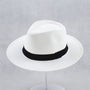 Weißer Panama-Hut mit schwarzem Band, elegantes Accessoire, Sommermode, Unisex-Hut.