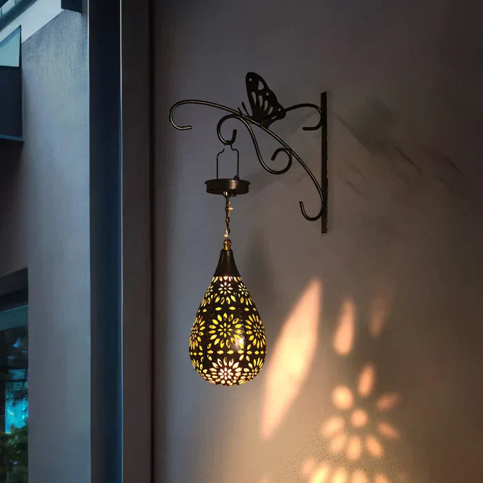 Schwarze Solar-Wandleuchte mit Schmetterlingsdesign, hängend, dekorativ, für Außenbereich.