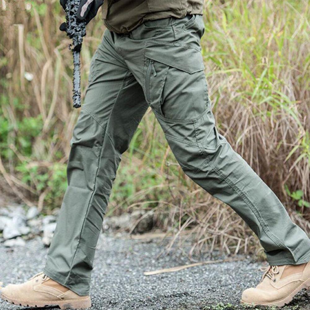 Grüne taktische Outdoor-Hose, robust, wasserabweisend, ideal für Wandern und Abenteuer.