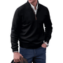 Mann in schwarzem Pullover mit Reißverschluss, blaue Jeans, hält braune Jacke, modisch, lässig.