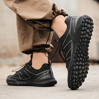 Schwarzer Trailrunning-Schuh mit robustem Profil, ideal für Outdoor-Aktivitäten und Wandern.