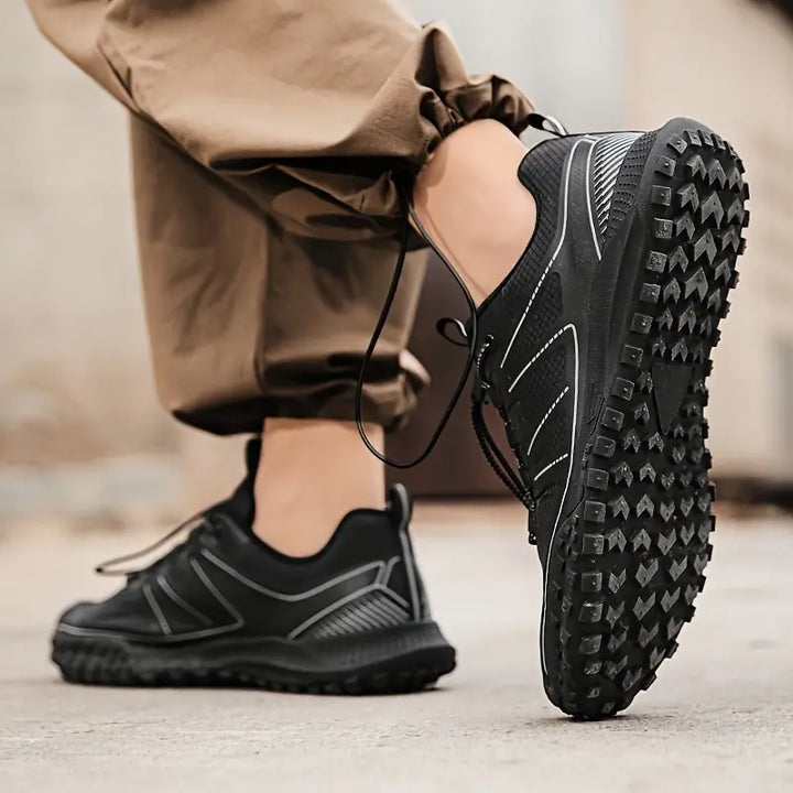 Schwarzer Trailrunning-Schuh mit robustem Profil, ideal für Outdoor-Aktivitäten und Wandern.