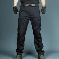 Schwarze taktische Hose, robust, mit Taschen, ideal für Outdoor-Aktivitäten und Arbeit.