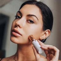 Frau verwendet elektrischen Gesichtshaarentferner, weiß, tragbar, hautfreundlich, Beauty-Tool.
