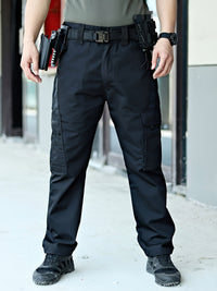 Mann in schwarzer taktischer Hose mit Taschen und Ausrüstung, Outdoor-Bekleidung.