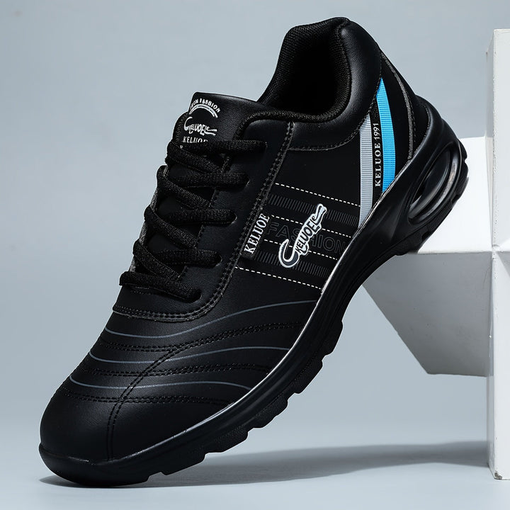 Schwarzer Sneaker aus Leder mit blauen Streifen, sportliches Design, Herrenmode, bequeme Schuhe.
