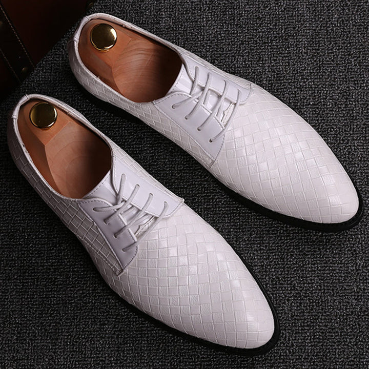 Weiße Herren-Business-Schuhe, kariertes Leder, spitze Form, elegant, Schnürsenkel.