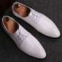 Weiße Herren-Business-Schuhe, kariertes Leder, spitze Form, elegant, Schnürsenkel.