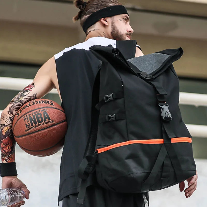 Mann mit schwarzem Rucksack und Basketball, Sportbekleidung, urbaner Stil, Outdoor-Aktivität.