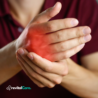 Mann hält schmerzende Hand, Arthritis, rote Markierung, RevitalCare, Gesundheitsvorsorge.