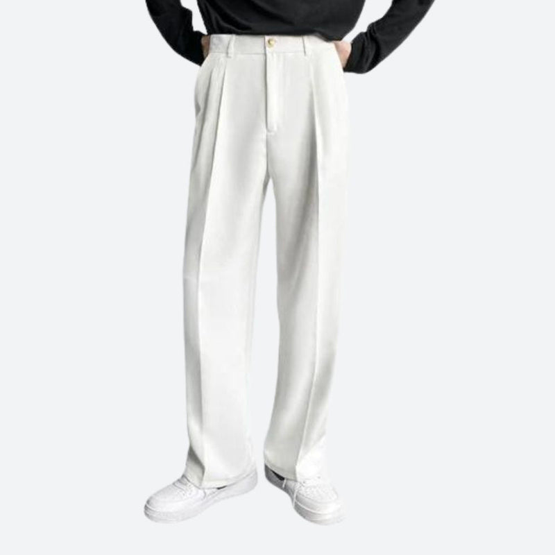 Weiße Herren-Hose, elegant, aus Baumwolle, mit Bundfalten, ideal für formelle Anlässe.