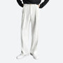 Weiße Herren-Hose, elegant, aus Baumwolle, mit Bundfalten, ideal für formelle Anlässe.