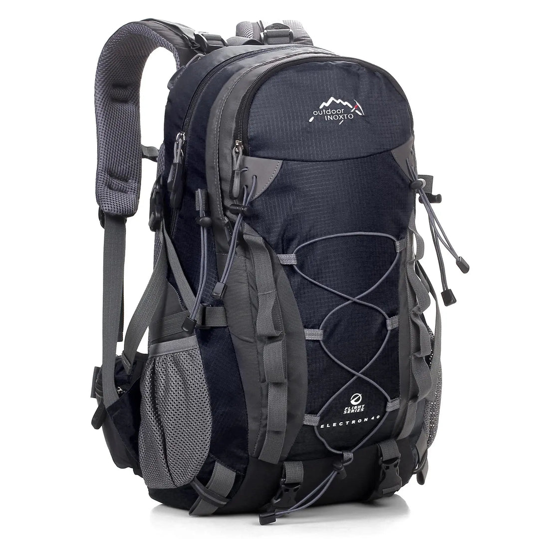 Schwarzer Outdoor-Trekkingrucksack mit grauen Akzenten, robustem Design und mehreren Fächern.