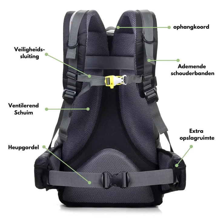 Schwarzer Outdoor-Trekking-Rucksack mit atmungsaktiven Schultergurten und Sicherheitsverschluss.