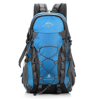 Blauer Outdoor-Trekkingrucksack mit mehreren Fächern und robustem Design für Wanderungen.