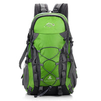 Grüner Trekkingrucksack mit Gurtsystem, ideal für Outdoor-Abenteuer und Wandern.