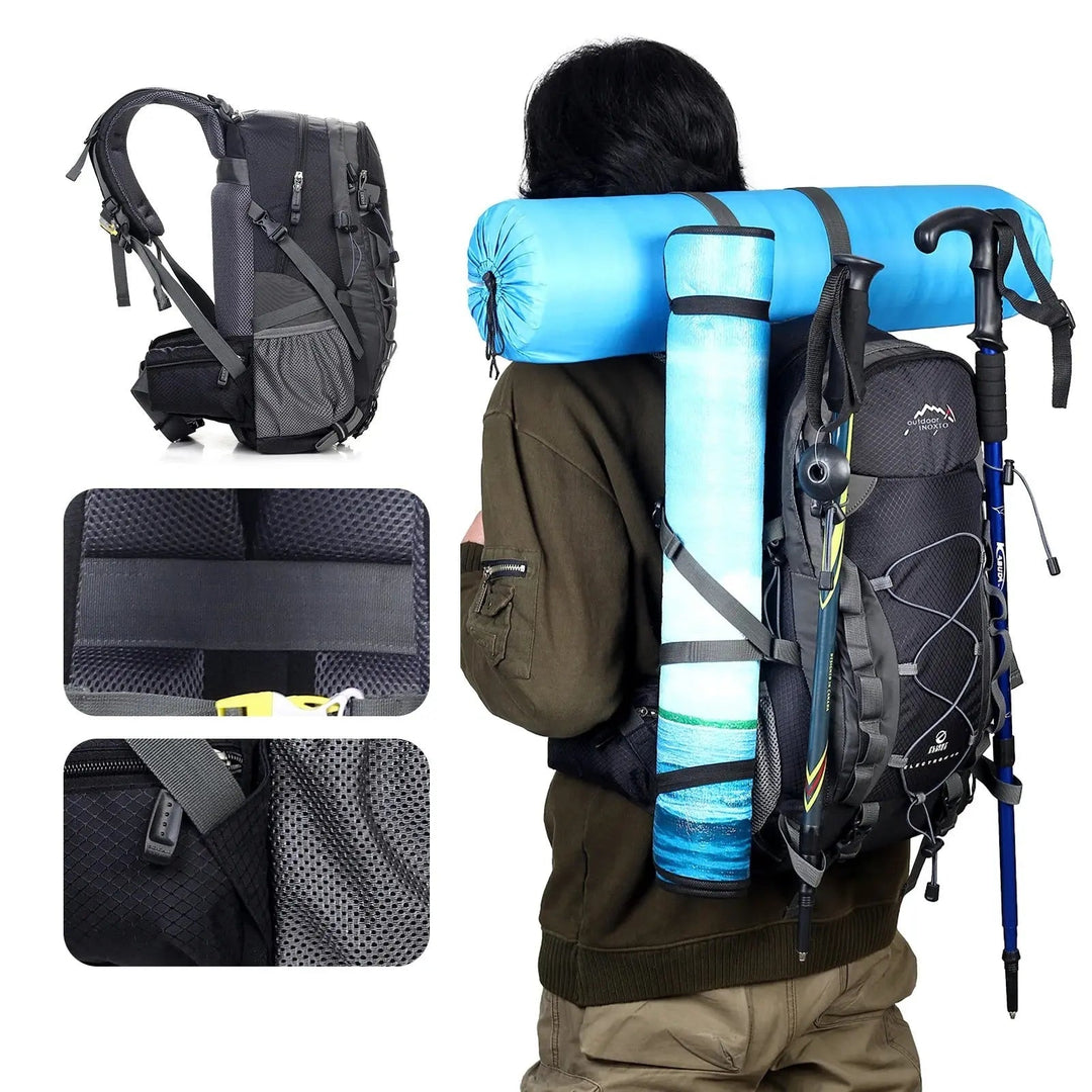 Schwarzer Trekkingrucksack mit blauer Isomatte und Wanderstöcken, ideal für Outdoor-Abenteuer.