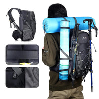 Schwarzer Trekkingrucksack mit blauer Isomatte und Wanderstöcken, ideal für Outdoor-Abenteuer.
