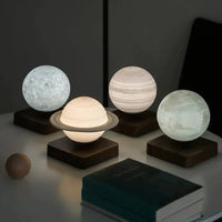 Leuchtende Planetenlampen auf Holzsockeln, dekorative Tischlampen, Mond, Saturn, Jupiter, Erde.