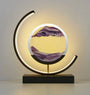 Moderne Sanduhrlampe mit LED, rund, lila Sand, dekorative Tischleuchte, minimalistisch.