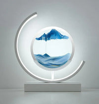 Moderne Sanduhrlampe mit blauem Sand, LED-Beleuchtung, dekorative Tischleuchte, minimalistisch.