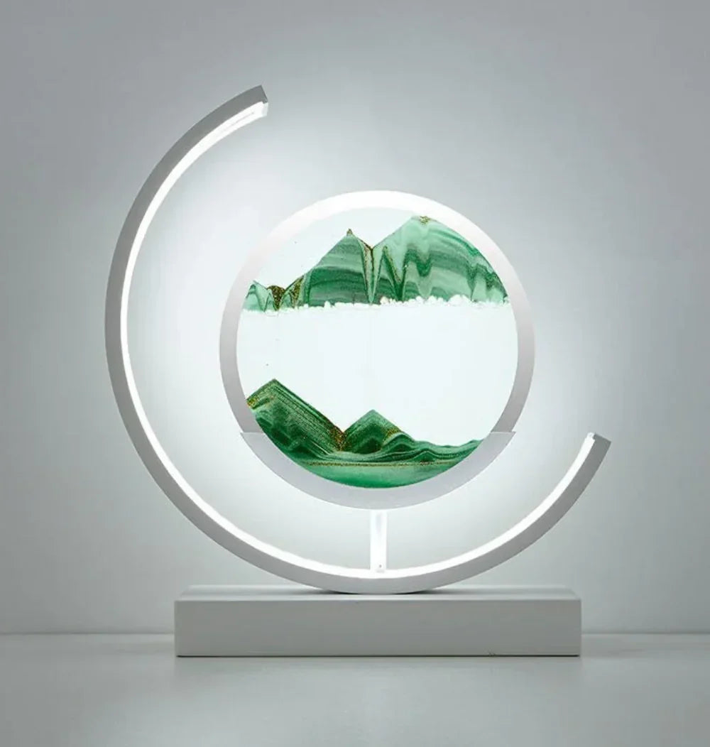 Moderne Sanduhrlampe mit grünem Sand, LED-Beleuchtung, dekorative Tischleuchte, weißer Sockel.
