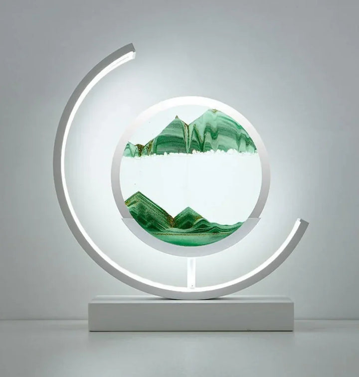 Moderne Sanduhrlampe mit grünem Sand, LED-Beleuchtung, dekorative Tischleuchte, weißer Sockel.
