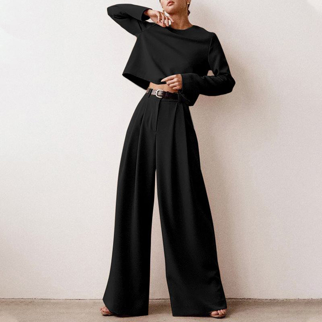 Frau in schwarzem Anzug mit weitem Schnitt, modisch, elegant, Business-Outfit, Damenmode.