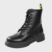 Schwarzer Lederstiefel mit gelber Lasche, Schnürung, robuste Sohle, modisch, unisex.