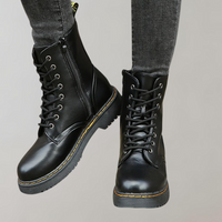 Schwarze Lederstiefel mit Schnürung, Reißverschluss, gelber Naht, Damenmode, Herbst/Winter.
