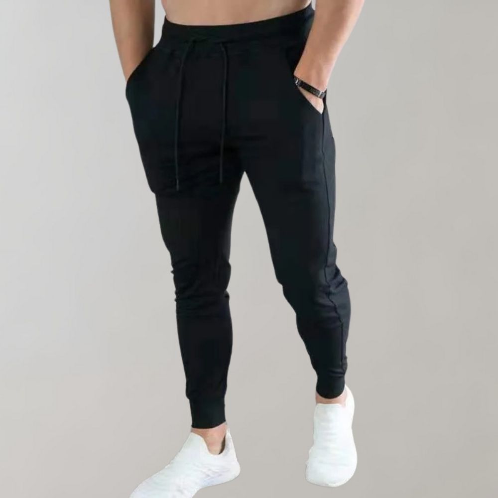 Schwarze Jogginghose für Herren, bequem, sportlich, mit Taschen, ideal für Fitness und Freizeit.