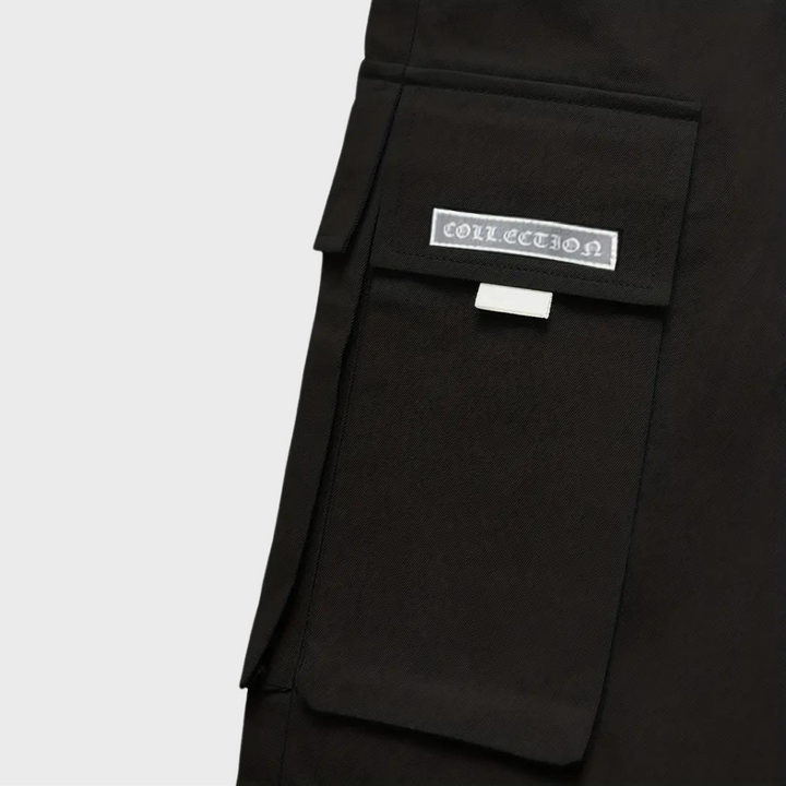 Schwarze Cargohose mit Taschen, Baumwolle, Herrenmode, urbaner Stil, Detailansicht.