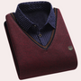 Roter Herrenpullover mit V-Ausschnitt, gepunktetes Hemd, elegantes Design, Baumwolle.