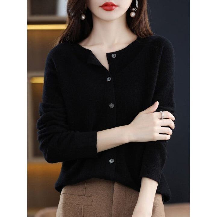 Damen Strickjacke schwarz, Knopfleiste, elegantes Design, Herbstmode, weiches Material.