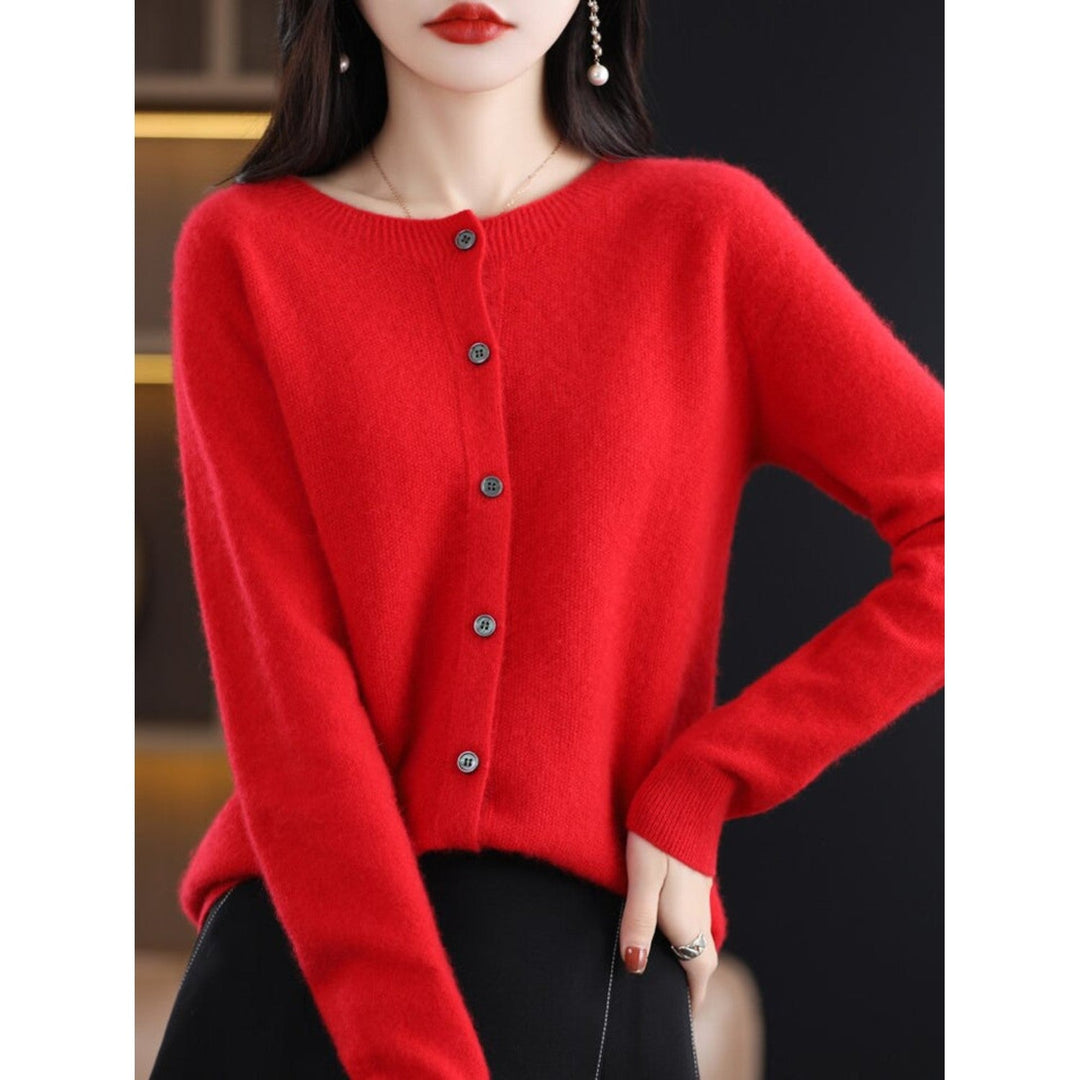 Roter Damen-Cardigan aus Wolle mit Knopfleiste, elegantes Design, Herbstmode.
