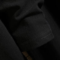 Schwarzer Baumwollstoff, Nahaufnahme, Textur, Nähte, hochwertige Bekleidungsmaterialien.